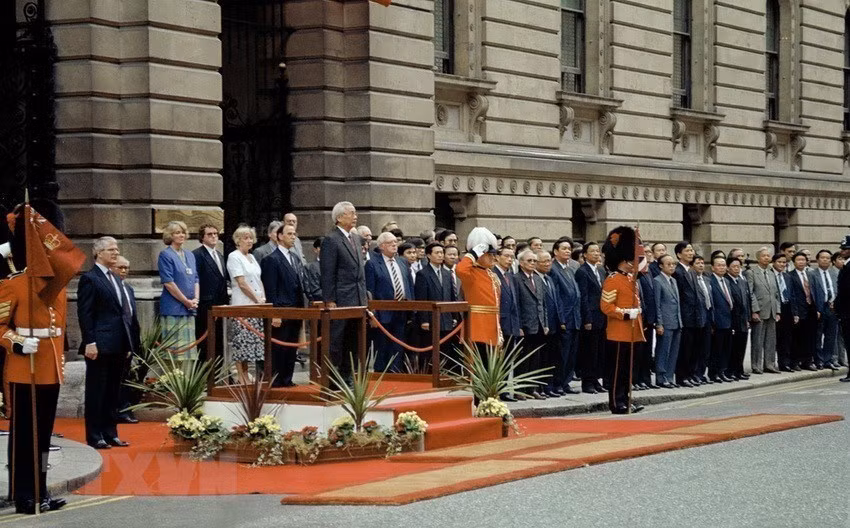 Vietnam basically developed a foreign policy of independence, self-reliance, openness, diversification and multilateralisation of external relations in the 1991-1996 period. In the photo: A welcome ceremony is held for Prime Minister Vo Van Kiet during his official visit to the UK, London, on July 5, 1993 (Photo: VNA)
