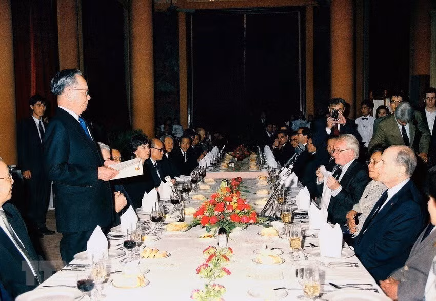 State President Le Duc Anh speaks at a banquet in honour of French President François Mitterrand who is on an official visit to Vietnam, at the Presidential Palace, on February 9, 1993. (Photo: VNA)