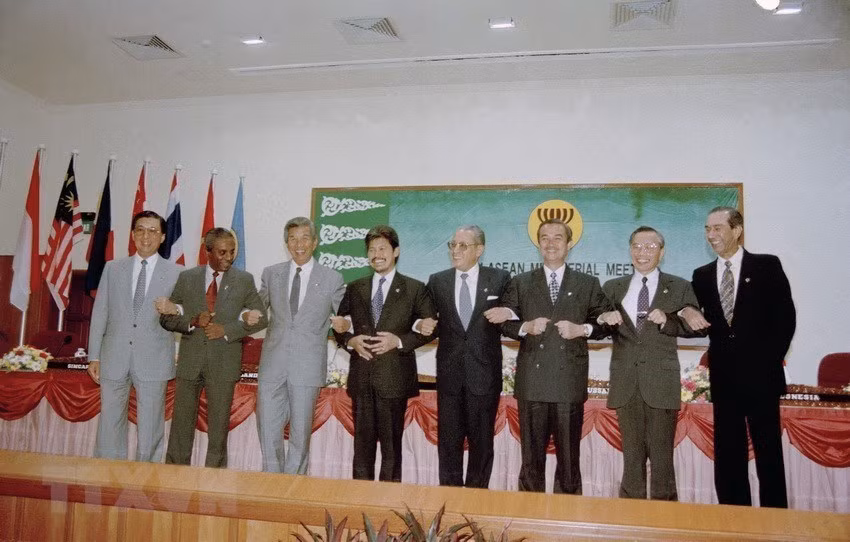 ASEAN Foreign Ministers and ASEAN Secretary General Dato Ajit Singh welcome Vietnam as the seventh official member of ASEAN. (Photo: VNA)