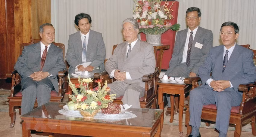 Party General Secretary Do Muoi receives co-Presidents of the Cambodian Provisional Government, Prince Norodom Ranariddh and Hunsen during their courtesy call, Hanoi, in August 1993 (Photo: VNA)