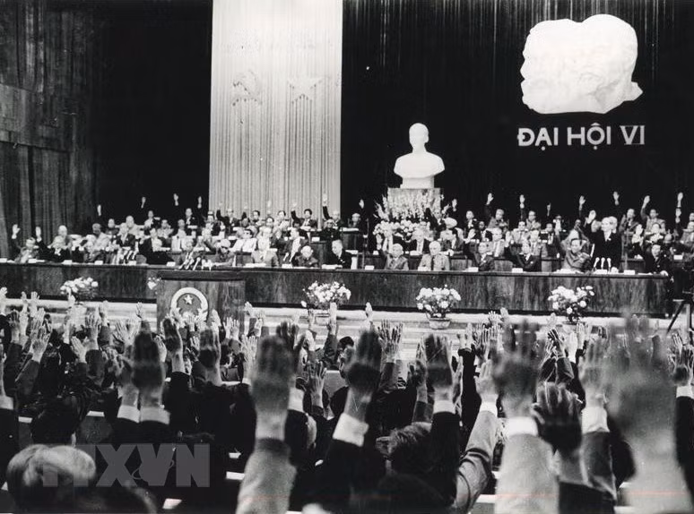 The sixth National Party Congress, which took place in December 1986, introduces the renewal process, promoting the strength and potential to develop the country. (Photo: VNA)