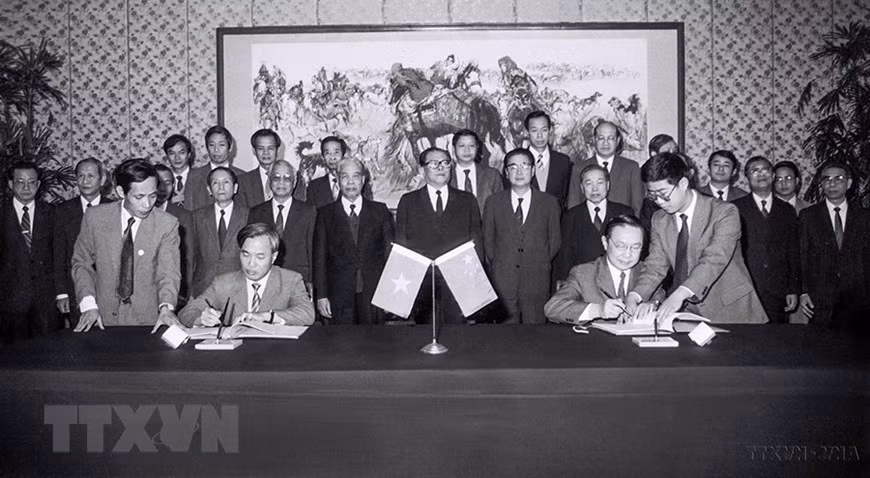 Party General Secretary Do Muoi and Chairman of the Council of Ministers Vo Van Kiet visit China, marking the official normalisation of relations between the two countries from Nov. 5-10. In the photo: the signing of the Vietnam-China trade agreement and a provisional Treaty on the Settlement of Land Border Issues in Beijing, on November 7, 1991. (Photo: VNA)
