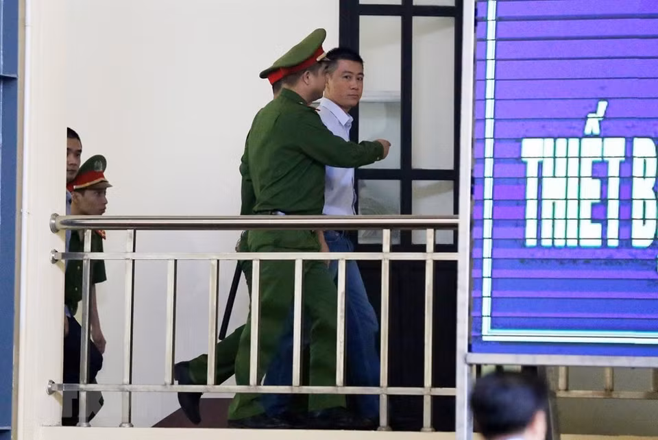 Phan Sao Nam, former Chairman of the Board of Directors of the VTC Online Telecommunications Co. – VTC Online on the way to the court (Photo: VNA)