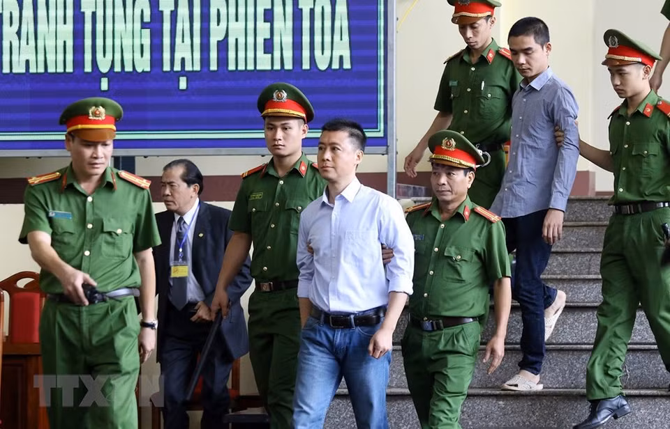 Phan Sao Nam, former Chairman of the Board of Directors of the VTC Online Telecommunications Co. – VTC Online on the way to the court (Photo: VNA)