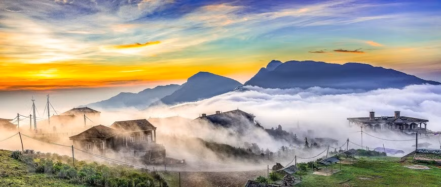 With the wind whistling up and the cloud floating down, the sky seems within hand reach. (Photo: VNA)