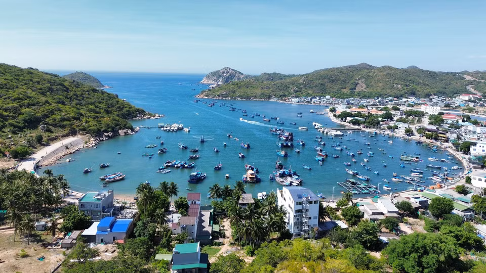 Located in the Nui Chua World Biosphere Reserve, Vinh Hy Bay is renowned for its natural beauty and unique charm, and has become a must-see destination in Ninh Thuan. (Photo: VNA)