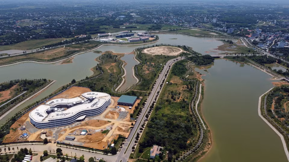 Infrastructure at the national high-tech park has been basically completed, attracting many investors with strong technological capabilities. (Photo: VNA)