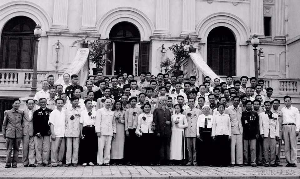 President Ho Chi Minh meets standout individuals in the patriotic emulation movements at the Presidential Palace on May 6, 1962. (Photo: VNA)