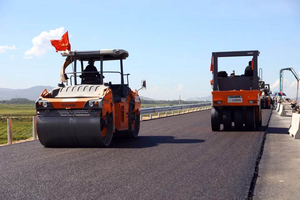 The Ministry of Transport has instructed contractors to concentrate all resources and take advantage of favourable weather conditions to ensure construction progress and put the project into operation as committed. (Photo: VNA)