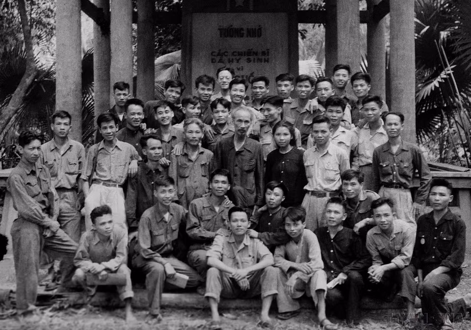 President Ho Chi Minh and delegates to the congress held to honour role models in patriotic emulation movements in the Viet Bac region (May 1-6, 1952). (Photo: VNA)