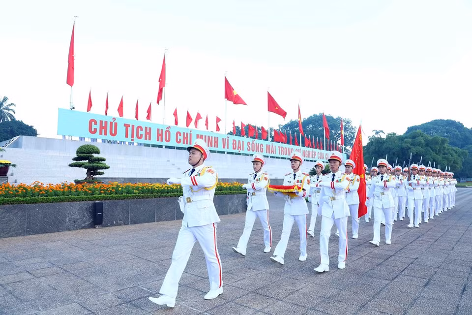 A national flag-hoisting ceremony takes place at Ba Dinh Square, Hanoi, to celebrate the 78th anniversary of the National Day (September 2). (Photo: VNA)