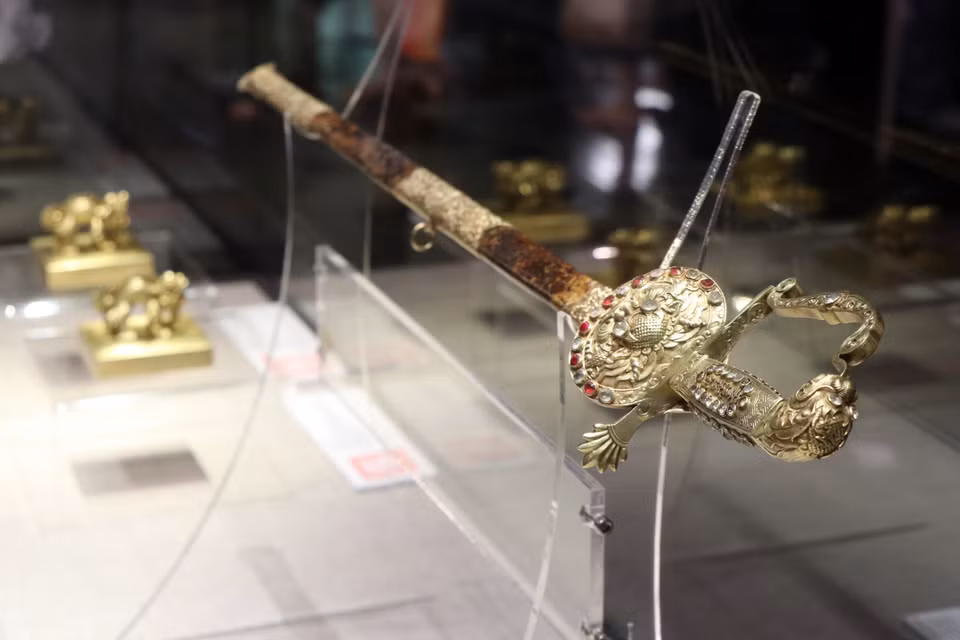 A sword from the Nguyen Dynasty’s Emperor Khai Dinh decorated with gold and precious stones and other sophisticated items. (Photo: VNA)