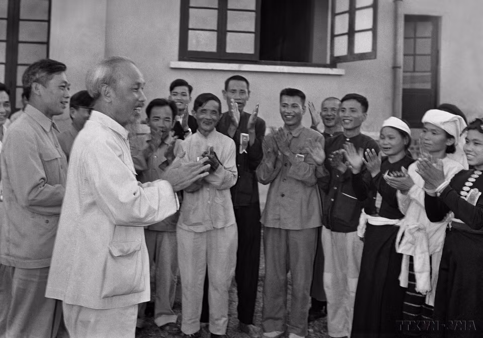 President Ho Chi Minh meets individuals in the agricultural sector who demonstrated their dedication to promoting the patriotic emulation for the nation’s development and prosperity in Hanoi on May 23, 1957. (Photo: VNA)