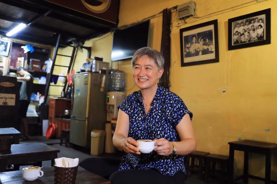 Ms. Wong enjoys an egg coffee at a local coffee shop on Dinh Tien Hoang Street. (Photo: VNA)