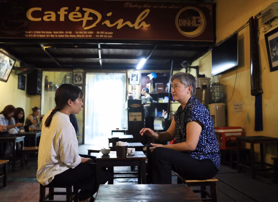 Chef Sam Tran introduces Ms. Wong to the coffee culture found in Hanoi’s Old Quarter. (Photo: VNA)
