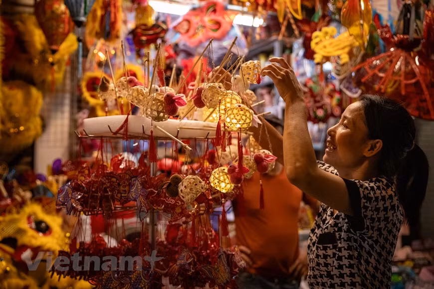 More customers have opted for traditional lanterns this year. (Photo: Vietnamplus)
