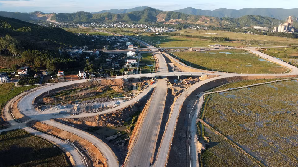 The junction between the Nghi Son - Dien Chau expressway section and National Highway No 48D, located in north-central Nghe An province, is currently in the final stages of construction. (Photo: VNA)