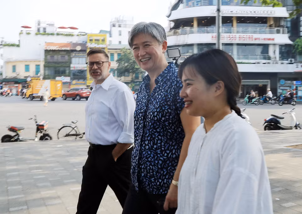 The diplomat strolls around Hoan Kiem Lake. (Photo: VNA)