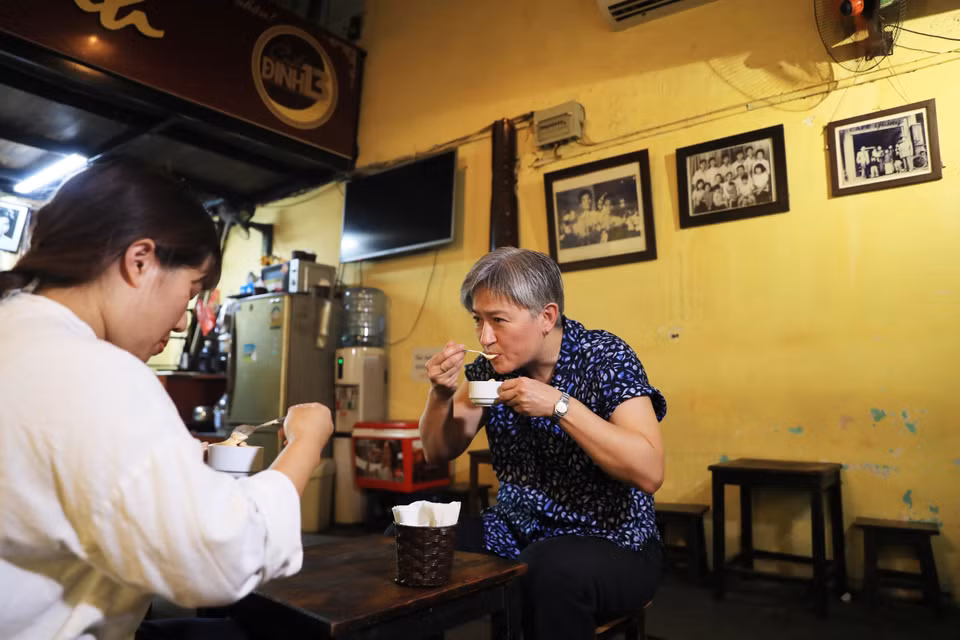 Ms. Wong enjoys egg coffee at a local coffee shop on Dinh Tien Hoang Street. (Photo: VNA)