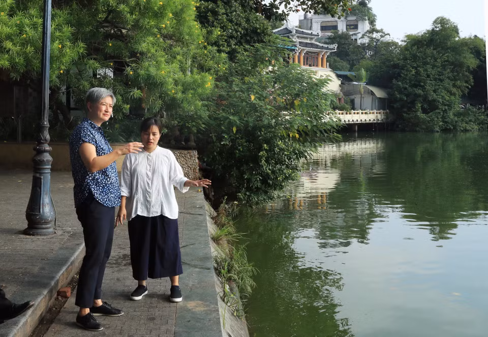 Australian Foreign Minister Penny Wong learns about Hoan Kiem (Sword) Lake, which is known as the heart of Hanoi. (Photo: VNA)