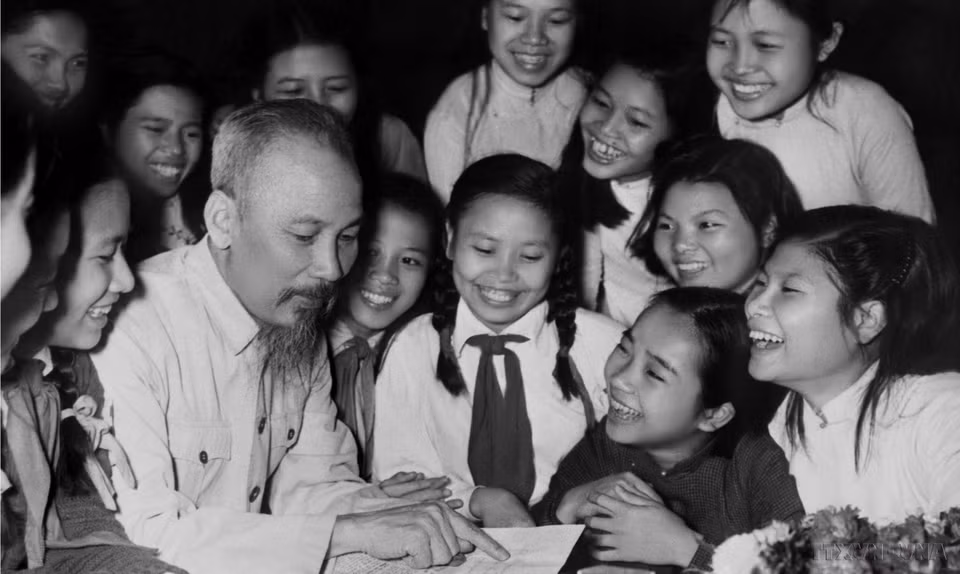 Standout students from Trung Vuong School in Hanoi congratulate President Ho Chi Minh on his birthday (May 19) in 1958. (Photo: VNA)