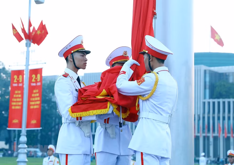 Soldiers prepare for the ceremony. (Photo: VNA)