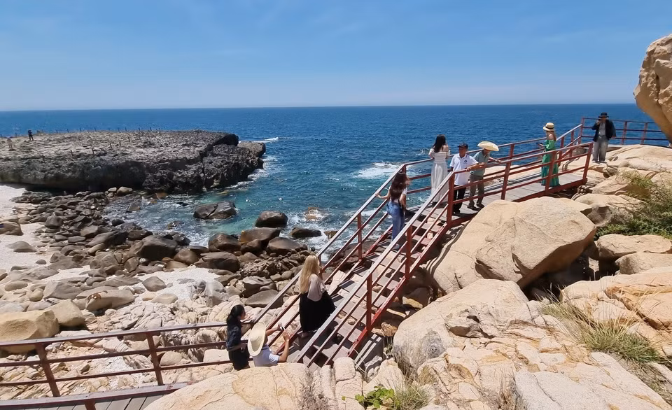 Tourists exploring Rai Cave in the Nui Chua World Biosphere Reserve. (Photo: VNA)