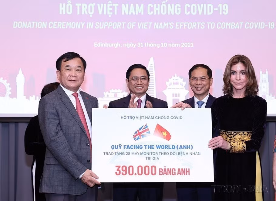 Prime Minister Pham Minh Chinh at a ceremony during his working visit to the UK in 2021 to take receipt of UK support to help Vietnam fight COVID-19. (Photo: VNA)