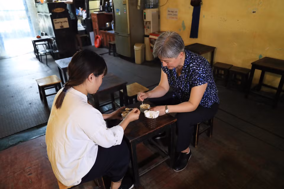 The Australian Foreign Minister enjoys egg coffee with Chef Sam Tran, who spent 10 years studying in Australia. (Photo: VNA)