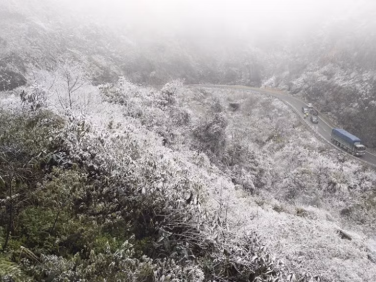 Snow is falling at the O Quy Ho mountain pass in Lao Cai and Lai Chau (Photo VNA)