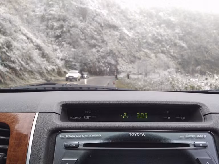 The temperature recorded in a visitor’s car is minus 2 degrees Celsius (Photo VNA)