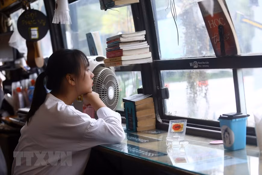 Bus coffee shop is a small library with lots of books suitable for all ages (Photo: VNA)