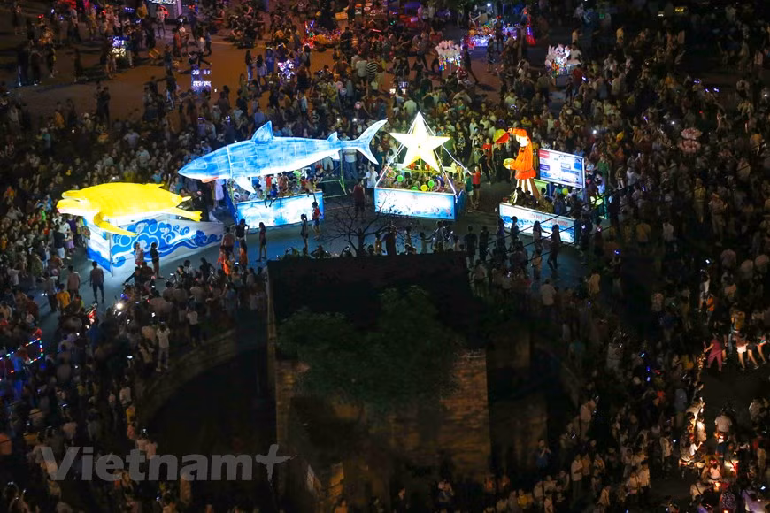 Thousands of people flock to the main streets of Tuyen Quang city to see and join in the parade (Photo: The Dai / Vietnam +)