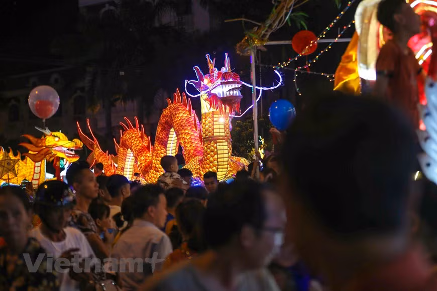 Dozens of huge models of mid-autumn lanterns have been completed to be carried in procession around Tuyen Quang city (Photo: The Dai / Vietnam +)