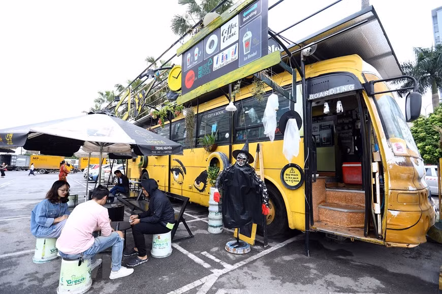 Bus coffee attracts young people (Photo: VNA)