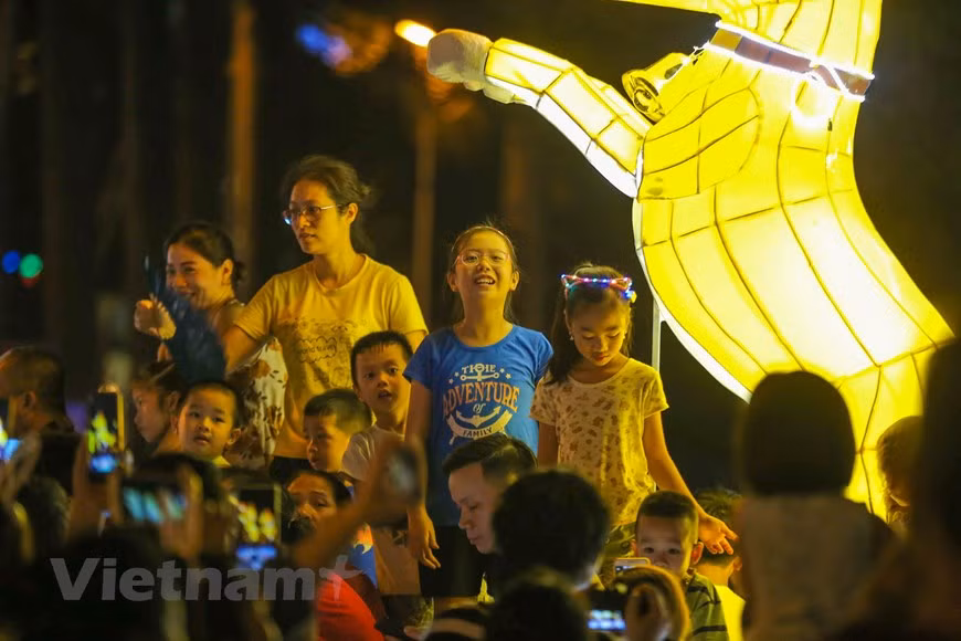 Residents are very excited to participate in making Mid-Autumn lantern shapes (Photo: The Dai / Vietnam +)