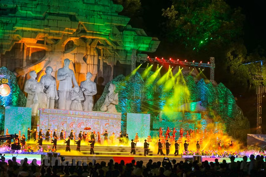 For many years, Thanh Tuyen Festival held on the occasion of the Mid-Autumn Festival, has been an indispensable spiritual part of people in Tuyen Quang province. Right from the first days of the 8th lunar month, the festive atmosphere begins to simmer (Photo: The Dai / Vietnam +)