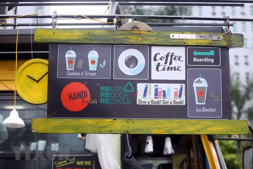 Signs and decorations are made from old car tires and broken wood chips (Photo: VNA)