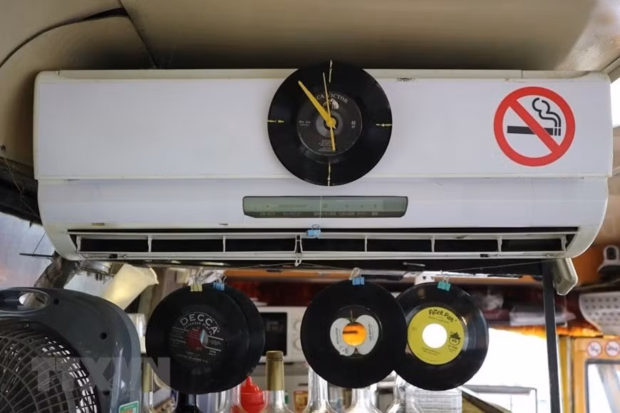 Old music discs are made into clocks (Photo: VNA)