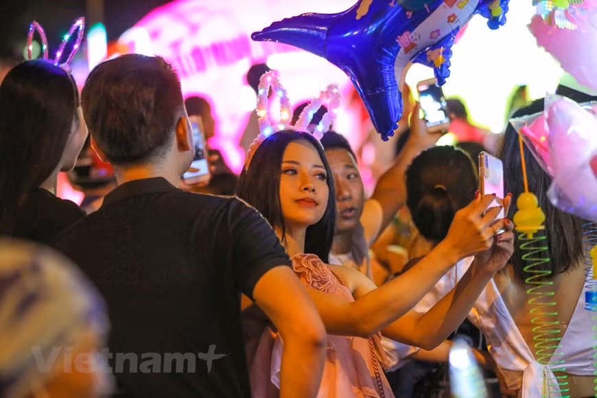 Every year, locals renew the Mid-Autumn lantern shapes to create new and exciting culture (Photo: The Dai / Vietnam +)
