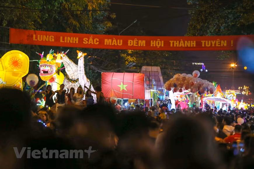 Thousands of people flock to the main streets of Tuyen Quang city to see and join in the parade. (Photo: The Dai / Vietnam +)