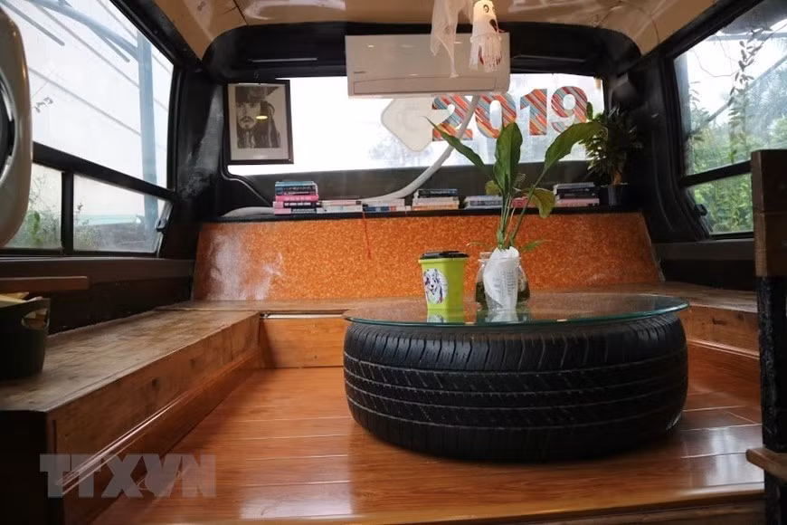 An old tire is turned into a table (Photo: VNA)