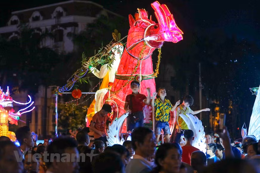 Dozens of huge models of mid-autumn lanterns have been completed to be carried in procession around Tuyen Quang city (Photo: The Dai / Vietnam +)