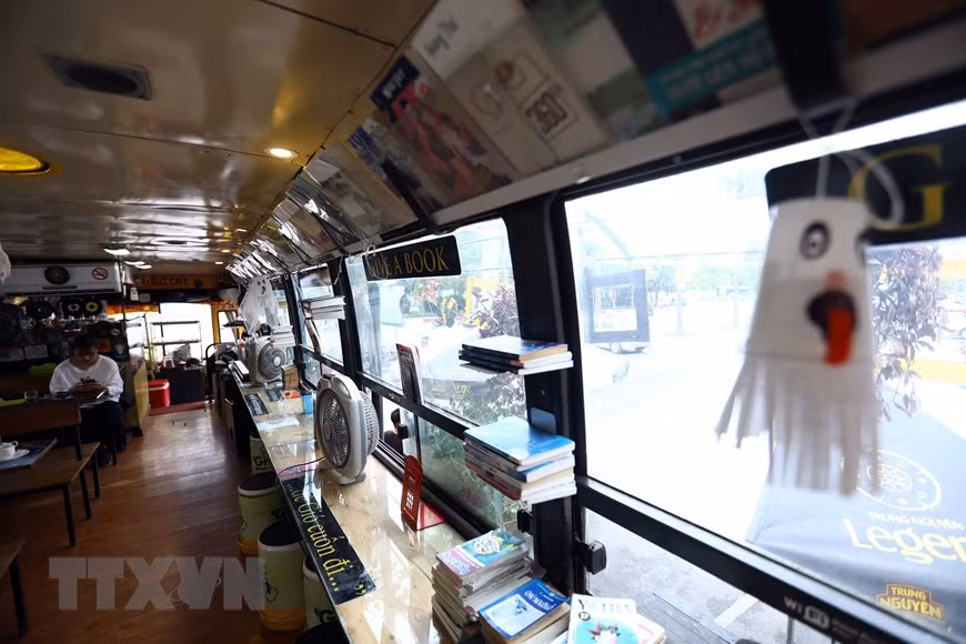 Bus coffee shop offers customers an eco-friendly environment to enjoy their drinks (Photo: VNA)