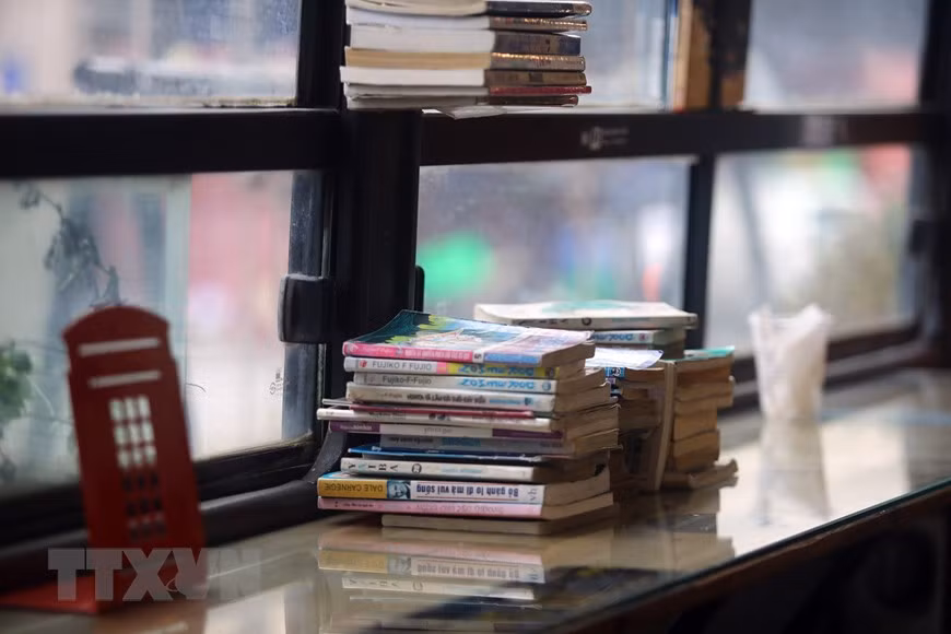 Bus coffee shop is a small library with lots of books suitable for all ages (Photo: VNA)