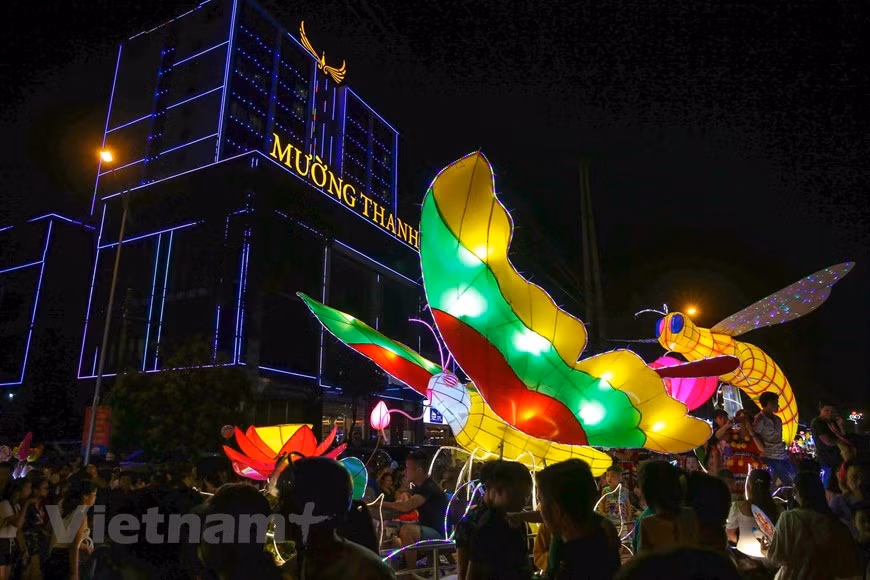 The roads are full of people waiting for the festival to take place. Cars with huge models of mid-autumn lanterns are gathered around the square. (Photo: The Dai / Vietnam +)