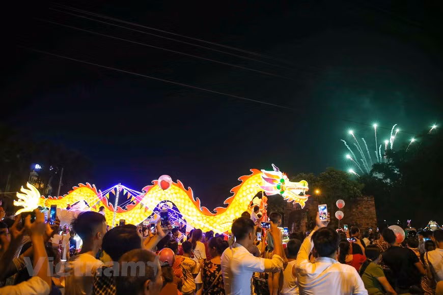 Dozens of huge models of mid-autumn lanterns have been completed to be carried in procession around Tuyen Quang city (Photo: The Dai / Vietnam +)