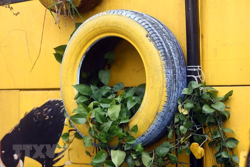 Bus coffee shop encourages young people to participate in protecting the environment (Photo: VNA)