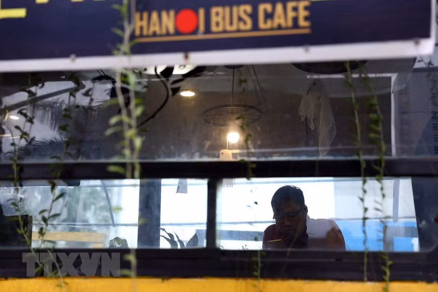 Bus coffee shop offers customers an eco-friendly environment to enjoy their drinks (Photo: VNA)