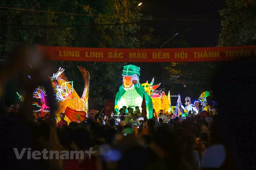Residents are very excited to participate in making Mid-Autumn lantern shapes (Photo: The Dai / Vietnam +)